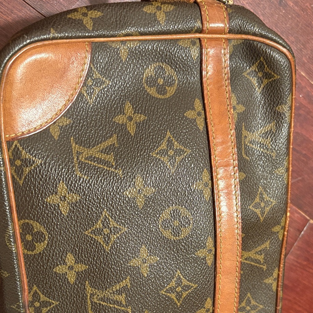 Louis Vuitton clutch pls see pic for flaws super clean inside